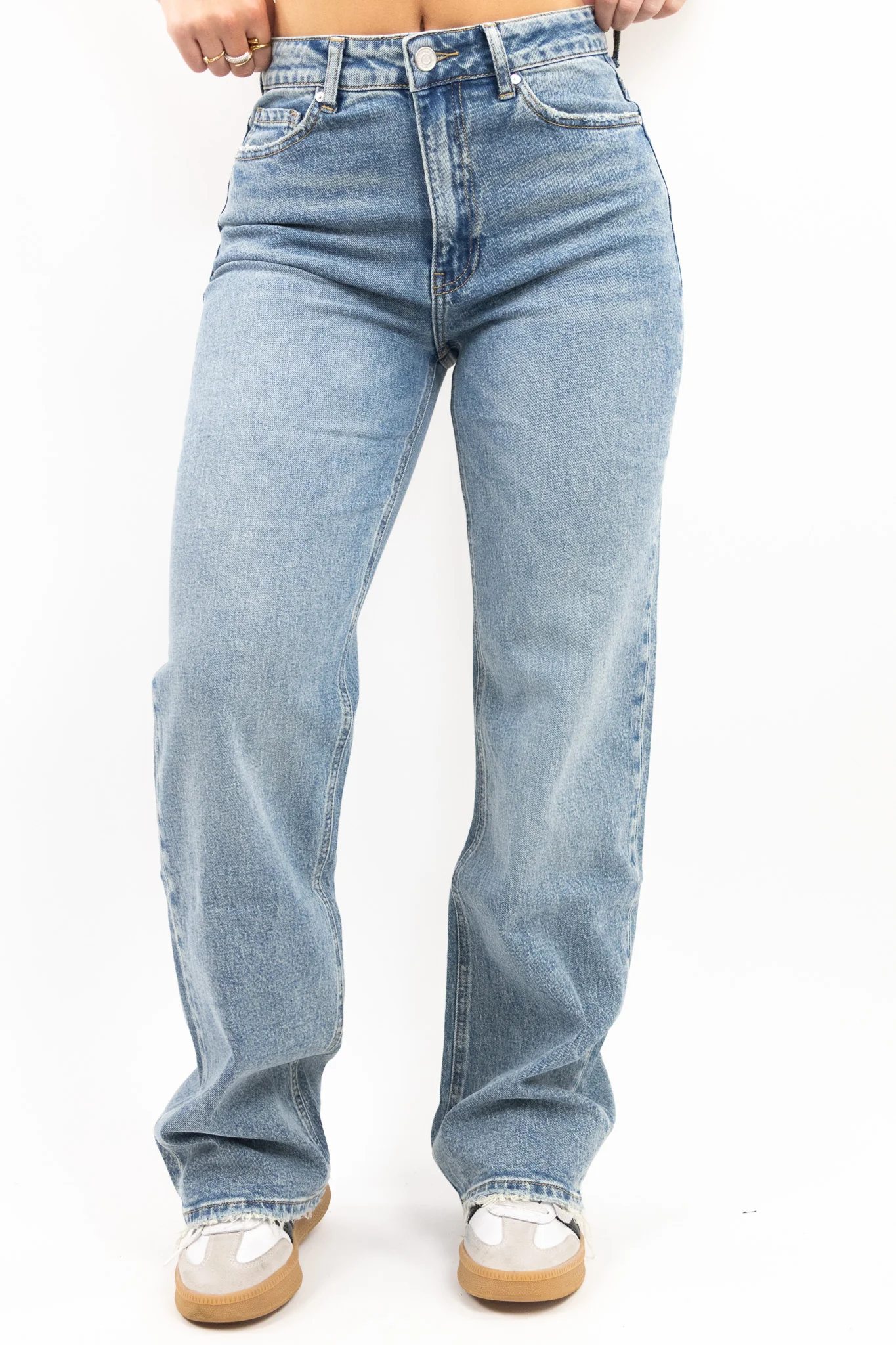 The Essential Wide Leg Jeans - Image 27